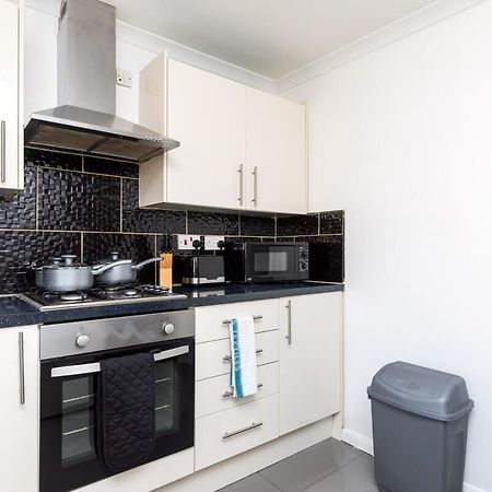 הוילה 19A The Broadwalk - Cozy 1Br In The Heart Of Crawley Near Gatwick Airport Great For Contractors And Flight Crew Students מראה חיצוני תמונה