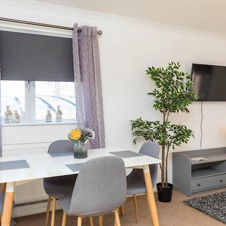 הוילה 19A The Broadwalk - Cozy 1Br In The Heart Of Crawley Near Gatwick Airport Great For Contractors And Flight Crew Students מראה חיצוני תמונה