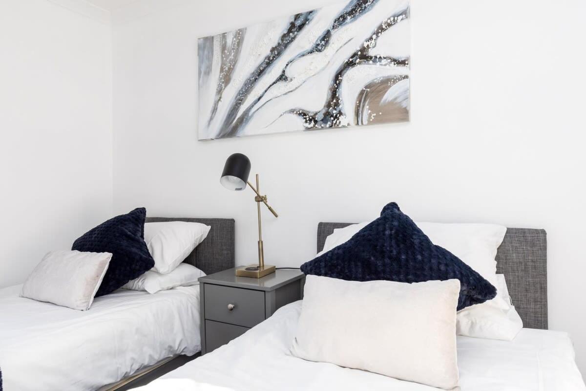 הוילה 19A The Broadwalk - Cozy 1Br In The Heart Of Crawley Near Gatwick Airport Great For Contractors And Flight Crew Students מראה חיצוני תמונה