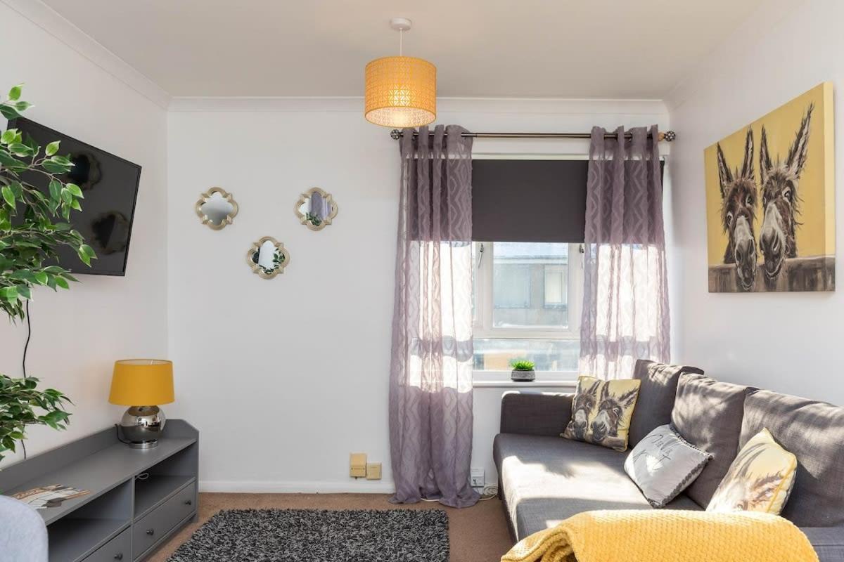 הוילה 19A The Broadwalk - Cozy 1Br In The Heart Of Crawley Near Gatwick Airport Great For Contractors And Flight Crew Students מראה חיצוני תמונה