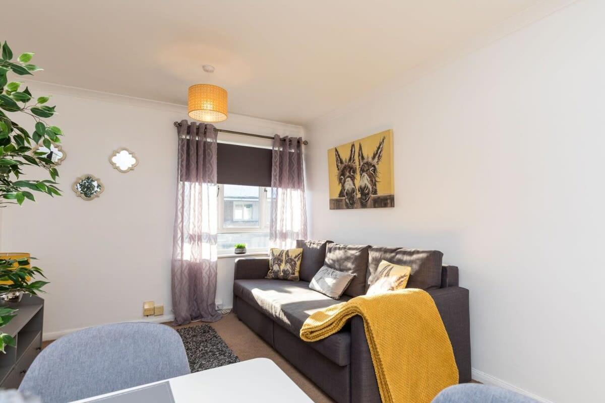 הוילה 19A The Broadwalk - Cozy 1Br In The Heart Of Crawley Near Gatwick Airport Great For Contractors And Flight Crew Students מראה חיצוני תמונה