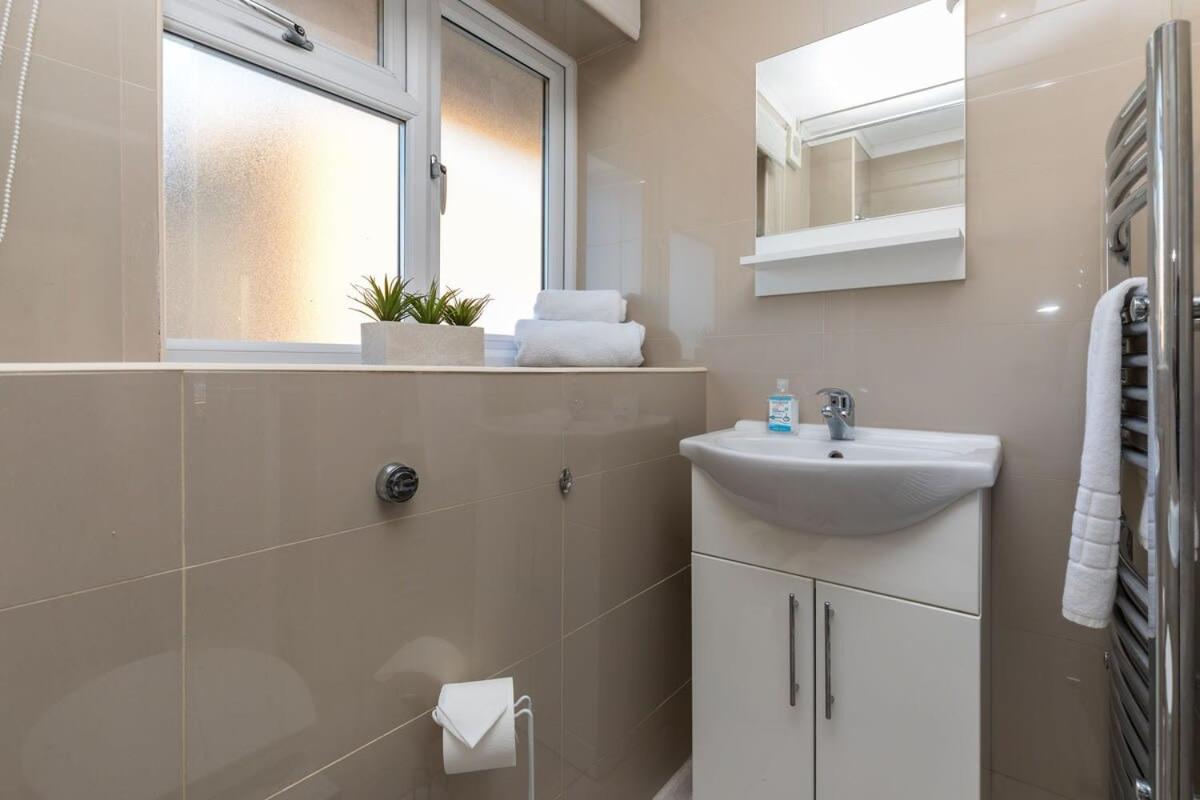 הוילה 19A The Broadwalk - Cozy 1Br In The Heart Of Crawley Near Gatwick Airport Great For Contractors And Flight Crew Students מראה חיצוני תמונה