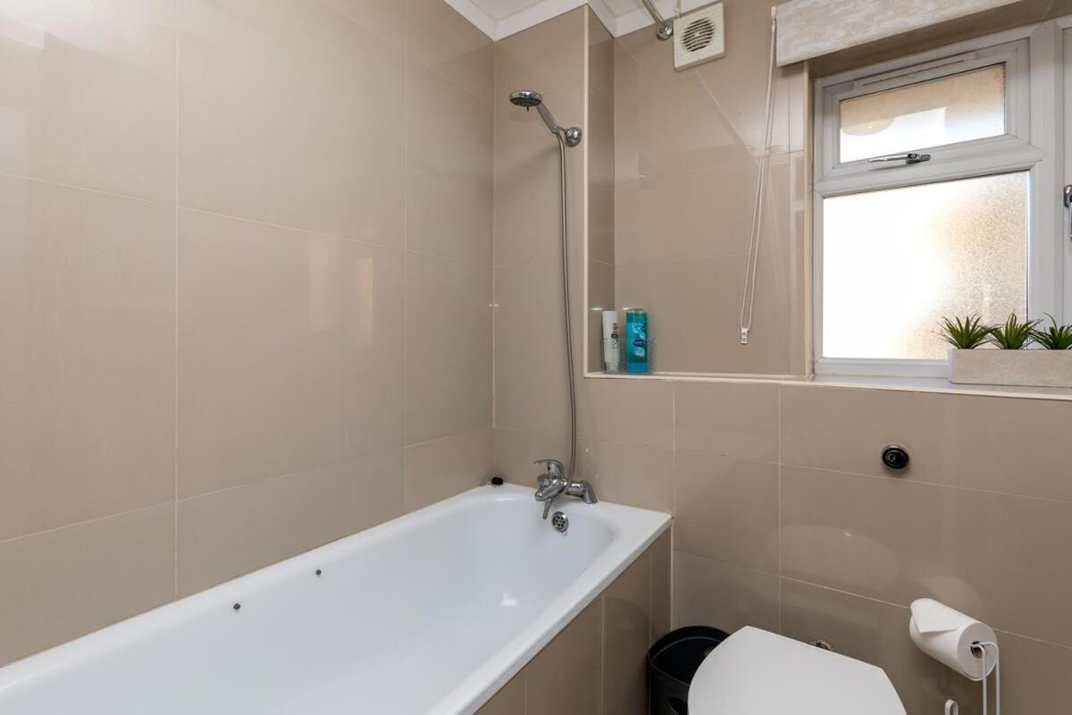 הוילה 19A The Broadwalk - Cozy 1Br In The Heart Of Crawley Near Gatwick Airport Great For Contractors And Flight Crew Students מראה חיצוני תמונה