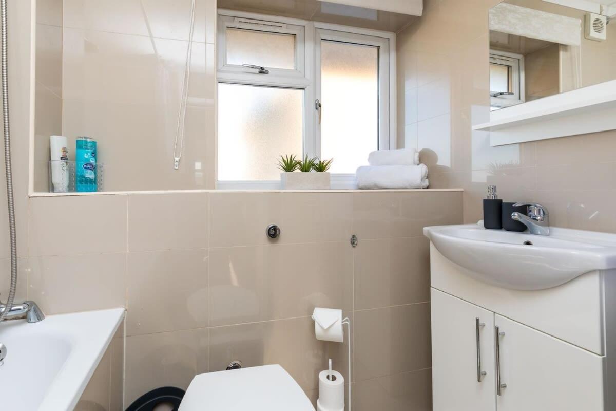 הוילה 19A The Broadwalk - Cozy 1Br In The Heart Of Crawley Near Gatwick Airport Great For Contractors And Flight Crew Students מראה חיצוני תמונה