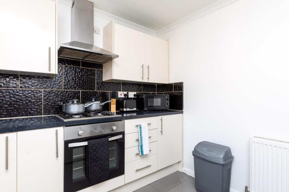 הוילה 19A The Broadwalk - Cozy 1Br In The Heart Of Crawley Near Gatwick Airport Great For Contractors And Flight Crew Students מראה חיצוני תמונה
