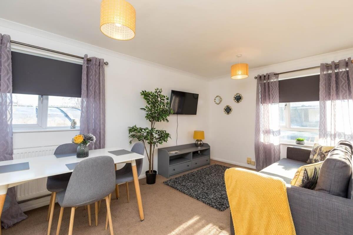 הוילה 19A The Broadwalk - Cozy 1Br In The Heart Of Crawley Near Gatwick Airport Great For Contractors And Flight Crew Students מראה חיצוני תמונה
