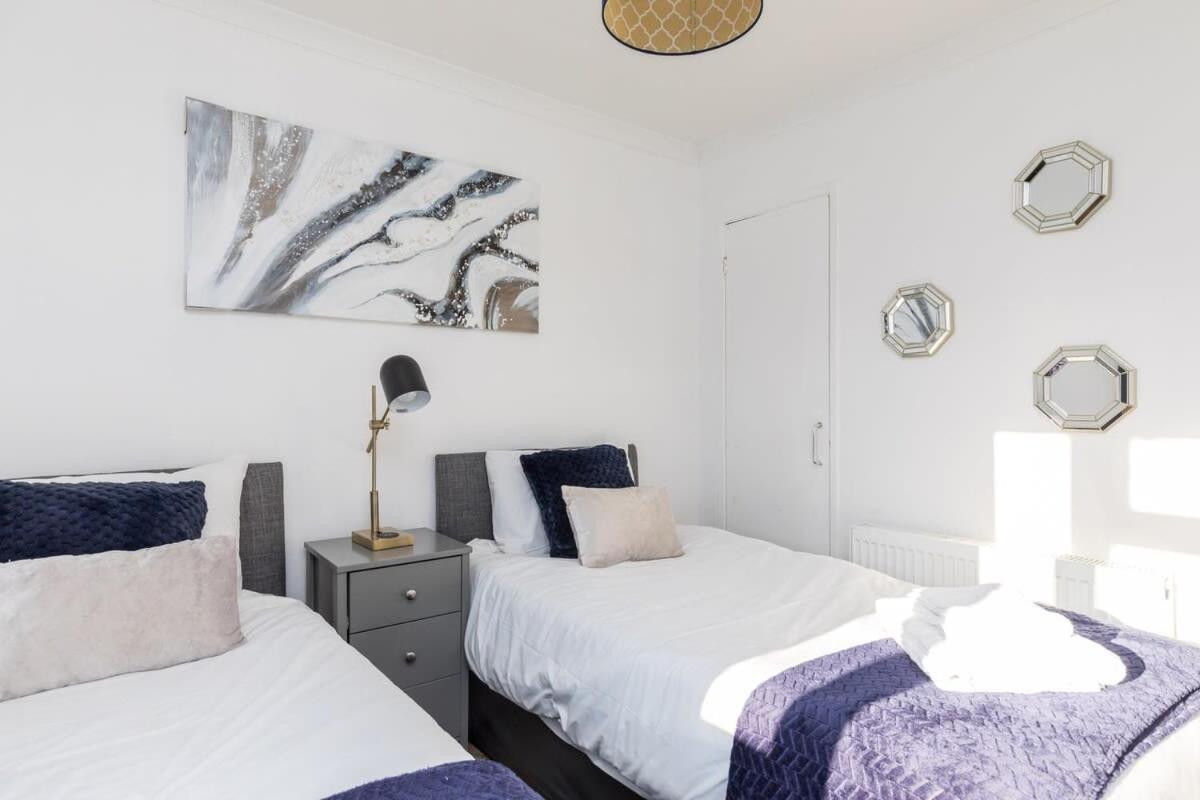 הוילה 19A The Broadwalk - Cozy 1Br In The Heart Of Crawley Near Gatwick Airport Great For Contractors And Flight Crew Students מראה חיצוני תמונה