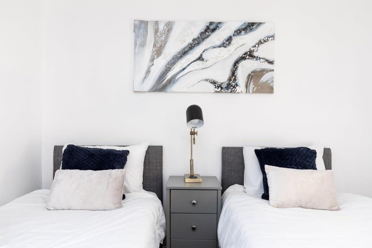 הוילה 19A The Broadwalk - Cozy 1Br In The Heart Of Crawley Near Gatwick Airport Great For Contractors And Flight Crew Students מראה חיצוני תמונה