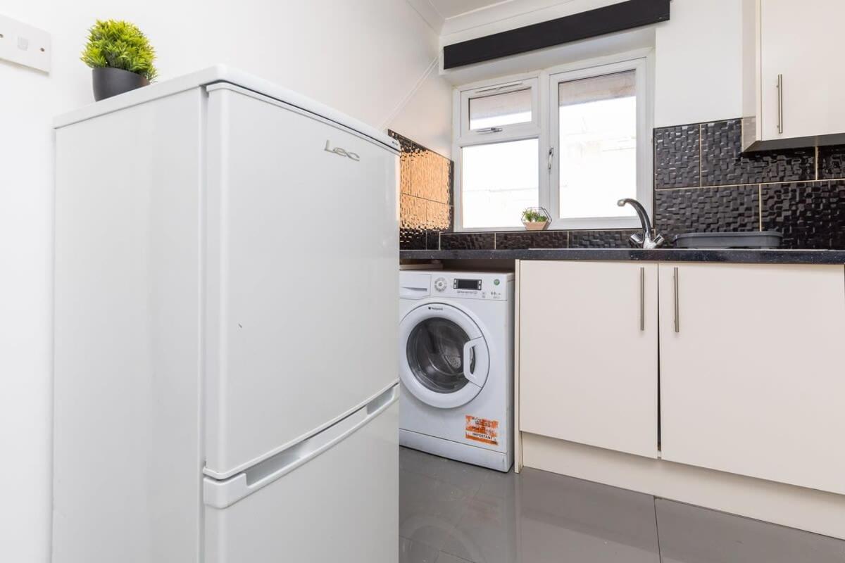 הוילה 19A The Broadwalk - Cozy 1Br In The Heart Of Crawley Near Gatwick Airport Great For Contractors And Flight Crew Students מראה חיצוני תמונה