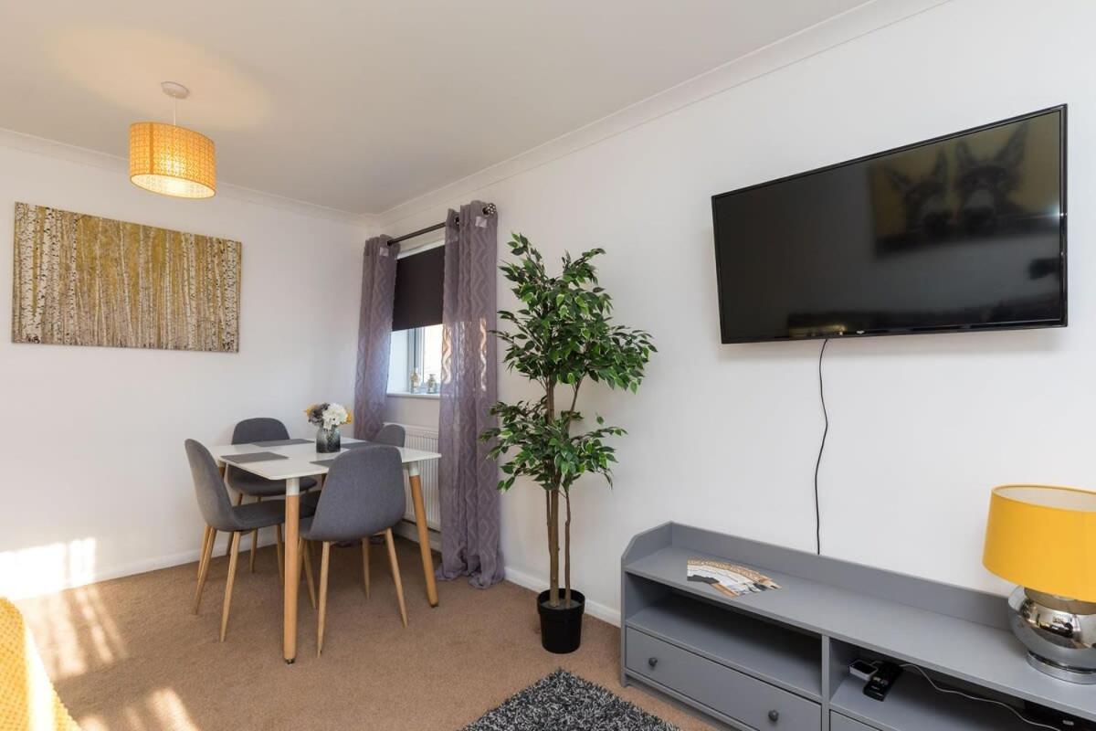 הוילה 19A The Broadwalk - Cozy 1Br In The Heart Of Crawley Near Gatwick Airport Great For Contractors And Flight Crew Students מראה חיצוני תמונה