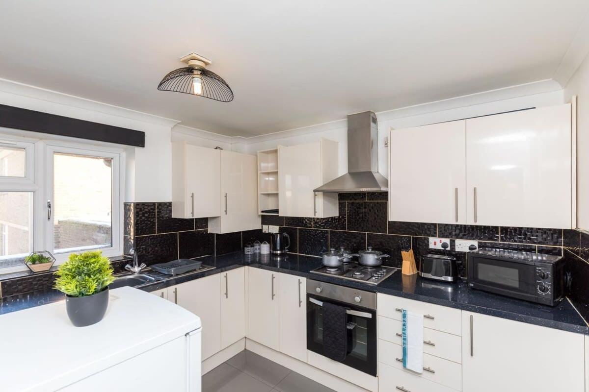 הוילה 19A The Broadwalk - Cozy 1Br In The Heart Of Crawley Near Gatwick Airport Great For Contractors And Flight Crew Students מראה חיצוני תמונה