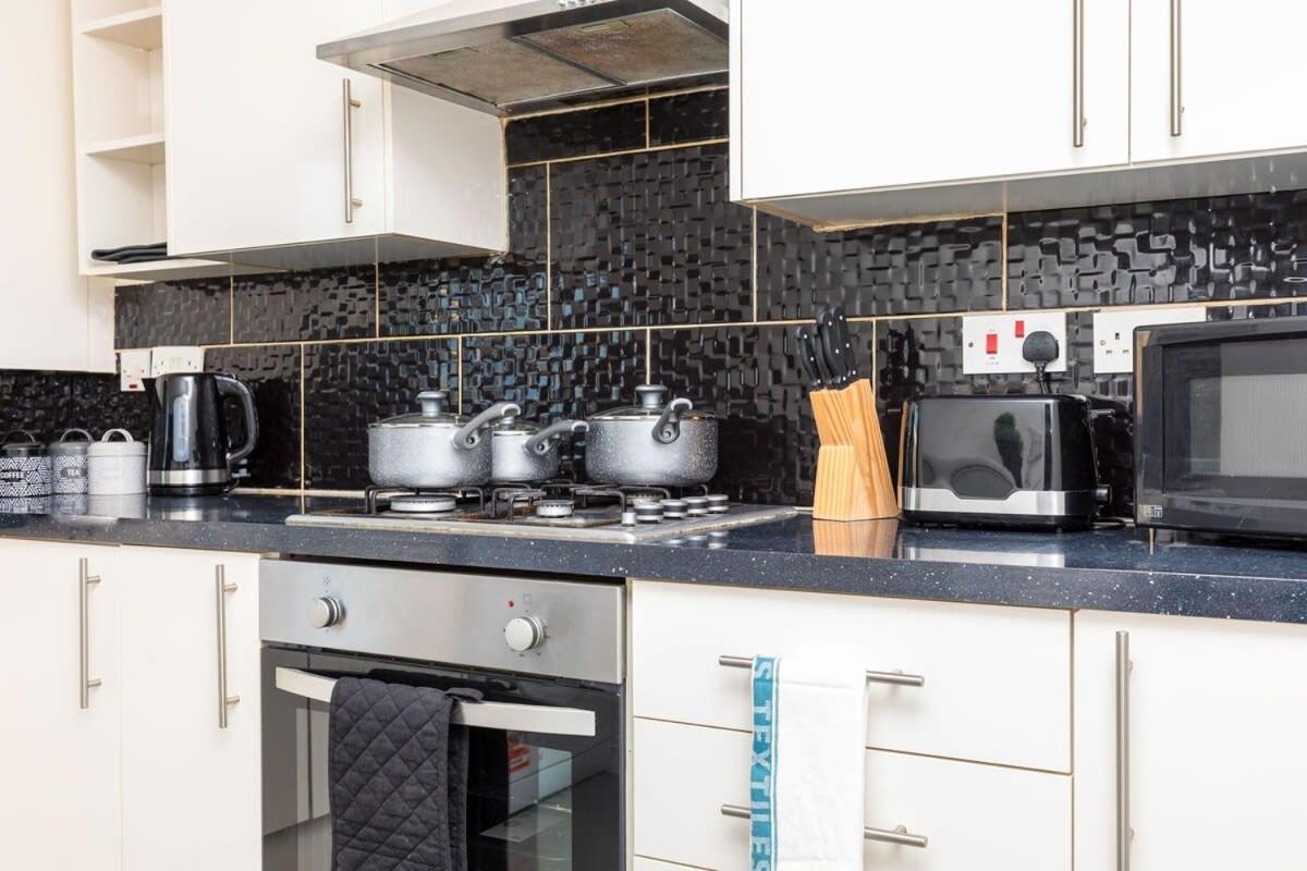 הוילה 19A The Broadwalk - Cozy 1Br In The Heart Of Crawley Near Gatwick Airport Great For Contractors And Flight Crew Students מראה חיצוני תמונה